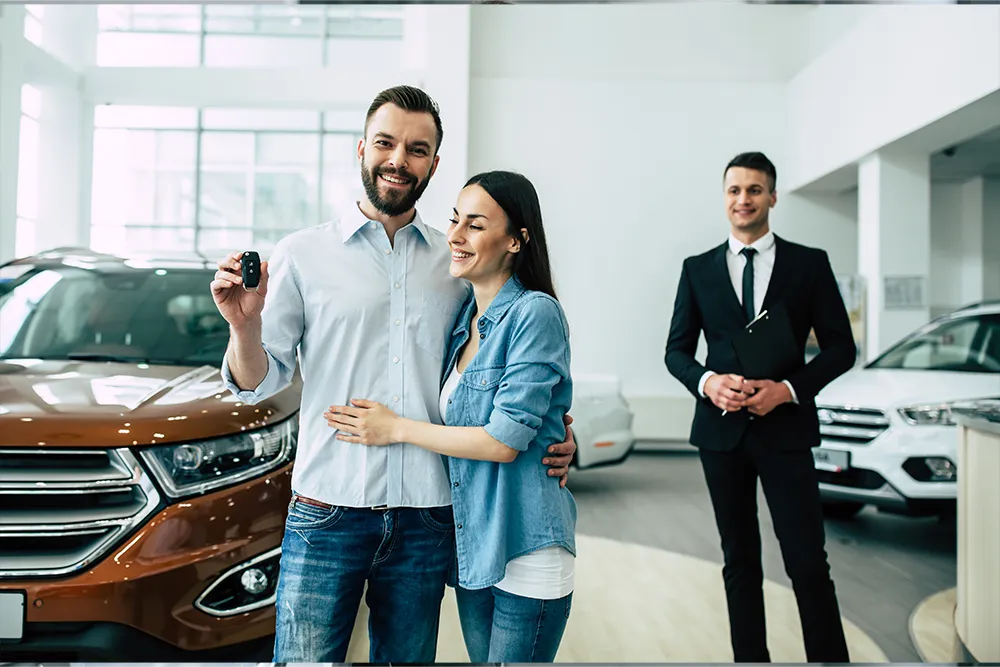 Cuplu fericit cu cheile mașinii noi, luată în leasing operațional Moov ca persoană fizică
